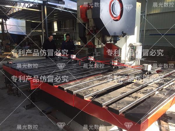 我們應(yīng)該如何安裝沖床送料機(jī)？